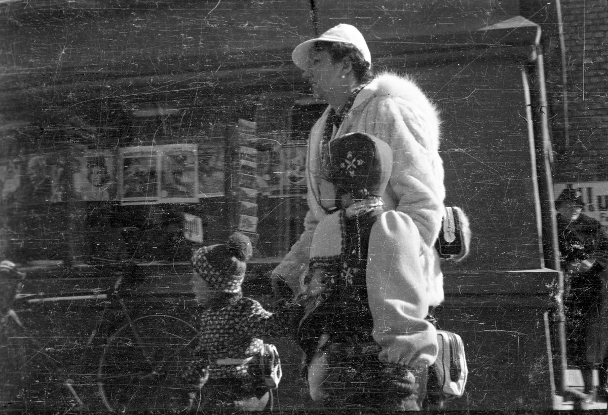 Hamar stasjon, 9. april 1940. Kongefamilien og regjeringen ankommer jernbanestasjonen, Kronprinsesse Märtha, prins Harald og prinsesse Astrid,