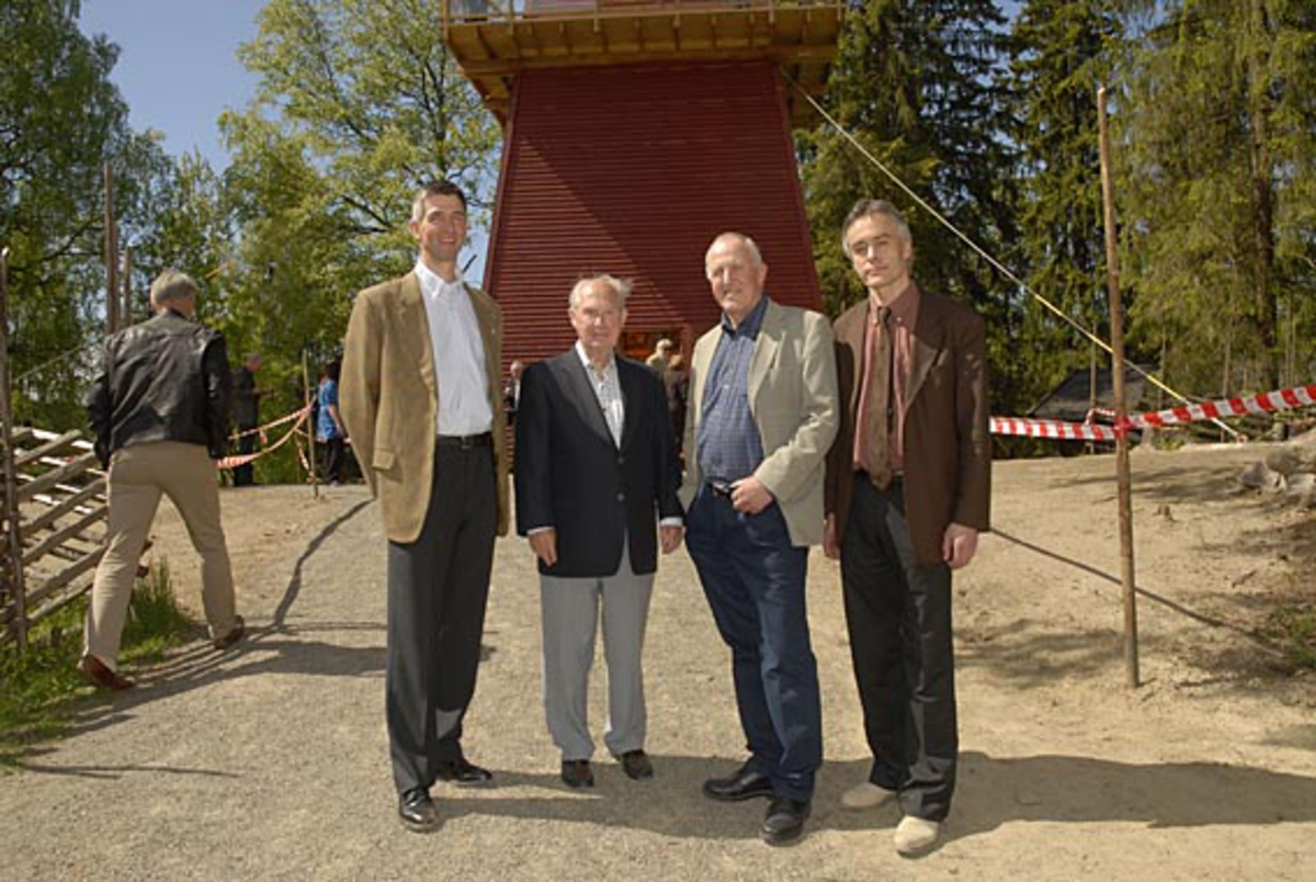 Fire av Norsk Skogmuseums direktører, samlet foran den nyåpnete kopien av et brannvakttårn fra Haukenesfjellet i Østfold 28. mai 2008.  Museumslederne er (fra venstre) Christen A. Mordal (2006-2008), Tore Fossum (1961-1994), Yngve Astrup (1994-2006) og Stig Hoseth (2008-). 