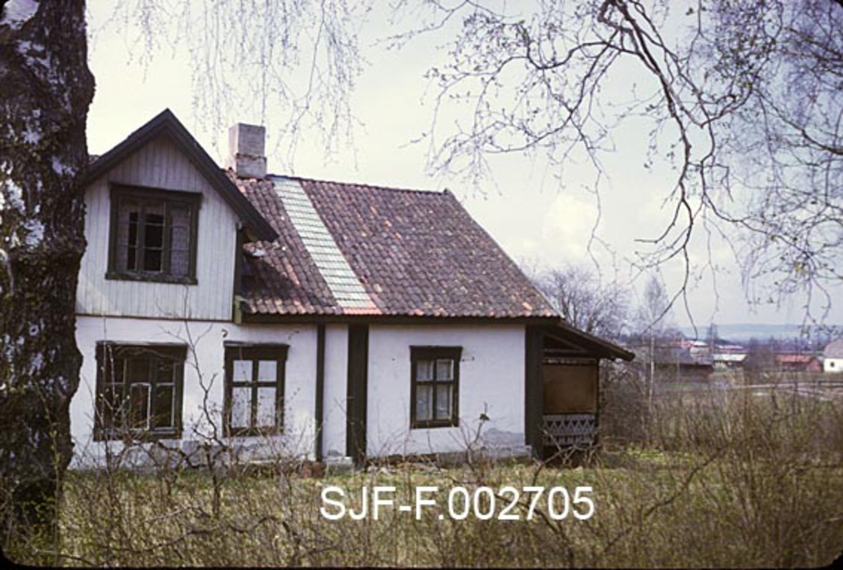 Våningshus på Hornkvern i Romedal, som fra midten av 1960-åra har vært en del av Stange kommune på Hedmarken.  På denne eiendommen leide forstmannen Johan Gabriel Holst Nerdrum (1854-1905) husrom da han i 1882 ble skogbrukslærer ved Jønsberg landbruksskole og allmenningsbestyrer i Romedal.  Fire år seinere skal han ha innredet distriktets første klengstue i en del av denne bygningen.  Frøet fra klengstua hans oppnådde medaljer og hedersdiplomer på utstillinger i Kristiania, Trondheim, Stockholm, Wien og Paris, men Nerdrum etablerte skogfrøproduksjon i en periode da markedet var forholdsvis mettet, noe som førte til at han slet med avsetningen og måtte gi opp. Fotografiet ble tatt i 1972.  Det viser en rappet, enetasjes bygning, riktignok med en bordkledd, kvitmalt ark på midten (til venstre i dette bildet).  Vindskier, vindusomramminger og laftekasser er grønnmalte.  Taket er tekket med krumtegl med unntak av ei stripe oppover mot høyresida av pipa, hvor det later til å være lagt en nyere type sementstein, antakelig for å gjøre det enklere å få lagt på plass feierstigen.  På gavlenden av bygningen skimter vi en veranda med gjennombrutt, profilert rekkverk i sveitserstil. 