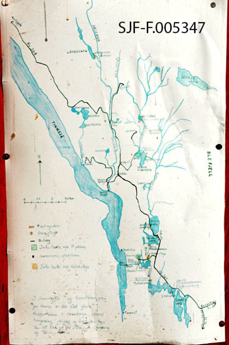 Kartskisse som viser fløtingsvassdrag på østsida av Tinnsjøen i Øst-Telemark.  Dette er ei usignert håndtegnet og håndkolorert tegning, som skulle supplere tekster som presenterte fløtingstradisjonene i elvene Raua og Skjerva med sidegreiner og innsjøer. 

Kartet fra informasjonstavla er avfotografert for å knytte teksten og illustrasjonen her til fotografier av kulturminnene det refererers til, se påfølgende løpenummere SJF-F. 005351-SJF-F. 005399. 