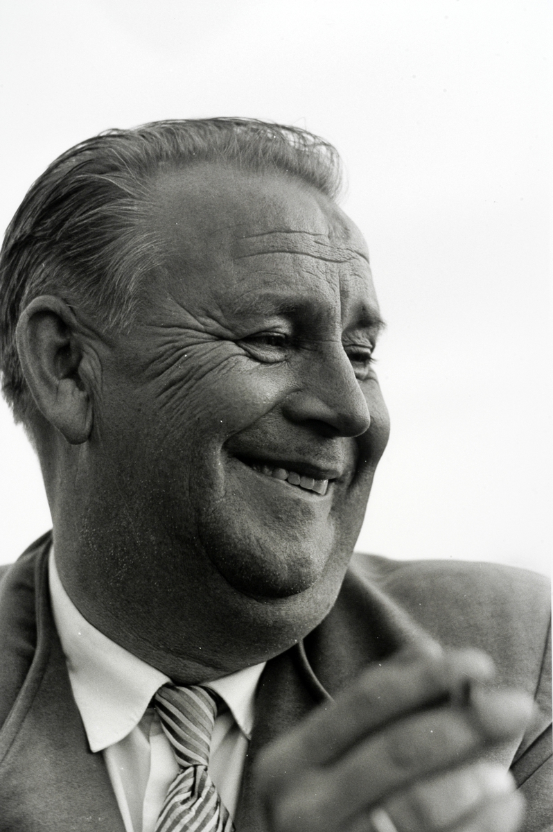 Ringsaker, Rudshøgda, Prøysenstua ved Præstvægen, portrett av forfatter Alf Prøysen, fotografert av Johan Brun, som sto på trykk i Dagbladet lørdag 2. september 1961,   