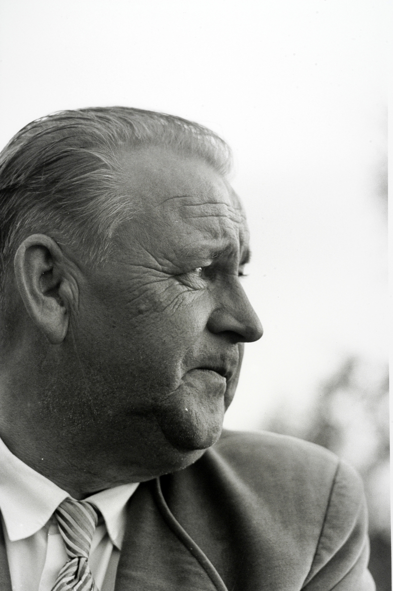 Ringsaker, Rudshøgda, Prøysenstua ved Præstvægen, portrett av forfatter Alf Prøysen, fotografert av Johan Brun, som sto på trykk i Dagbladet lørdag 2. september 1961,   
