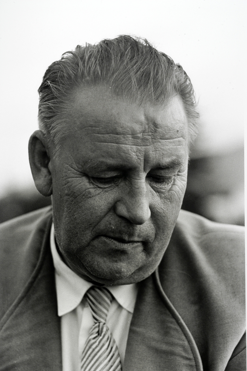 Ringsaker, Rudshøgda, Prøysenstua ved Præstvægen, portrett av forfatter Alf Prøysen, fotografert av Johan Brun, som sto på trykk i Dagbladet lørdag 2. september 1961,   