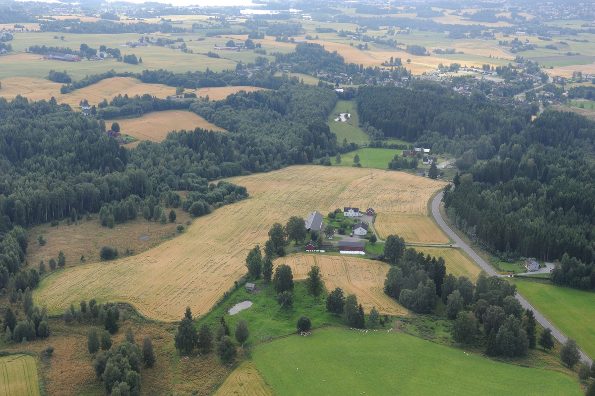 Flyfoto. 
Luftfoto utført i forbindelse med Vangsboka. Gårder i Vang, samt noe Hamar by fra lufta. 