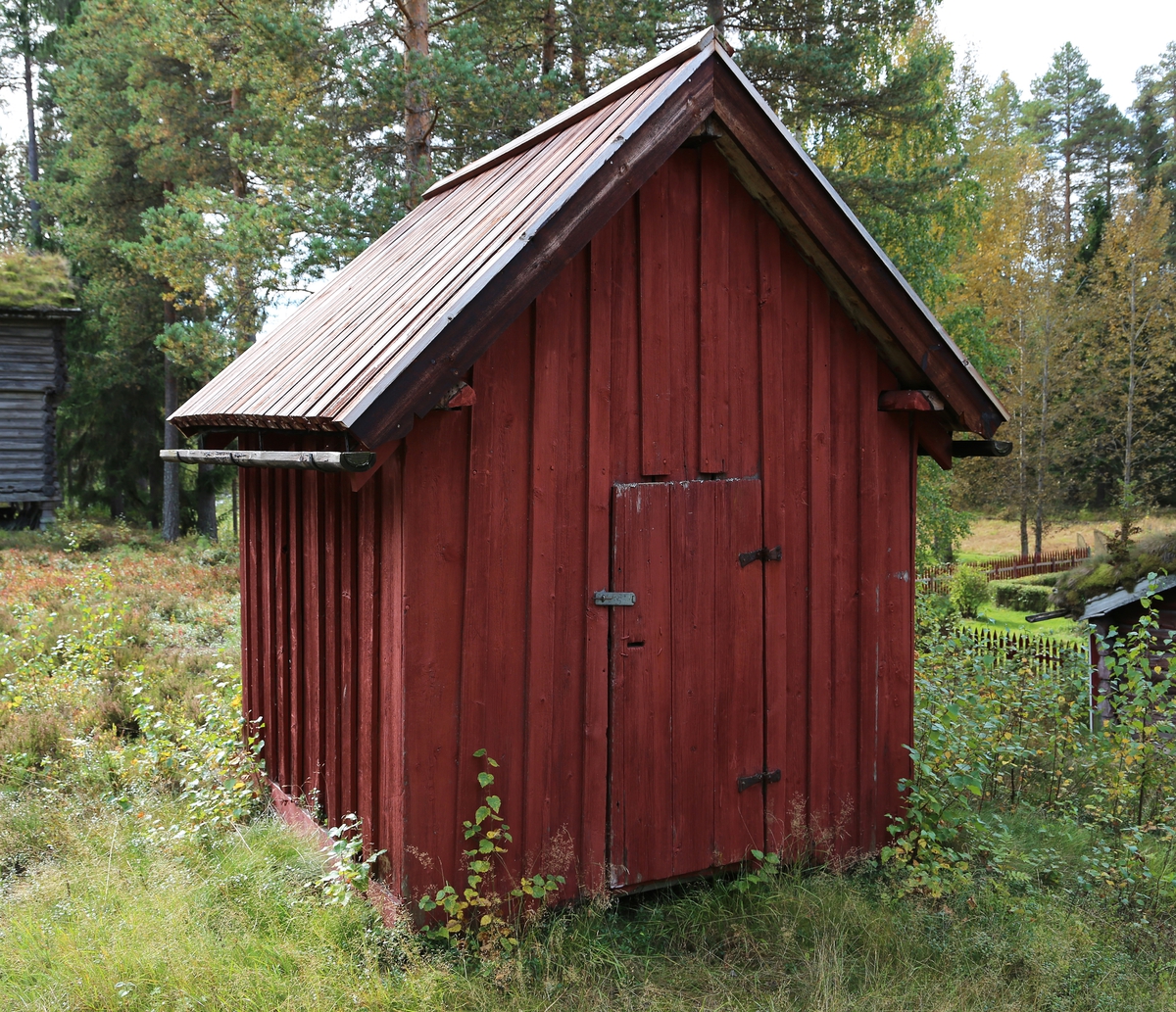 Hus i bindingsverk som rommer brannsprøyte