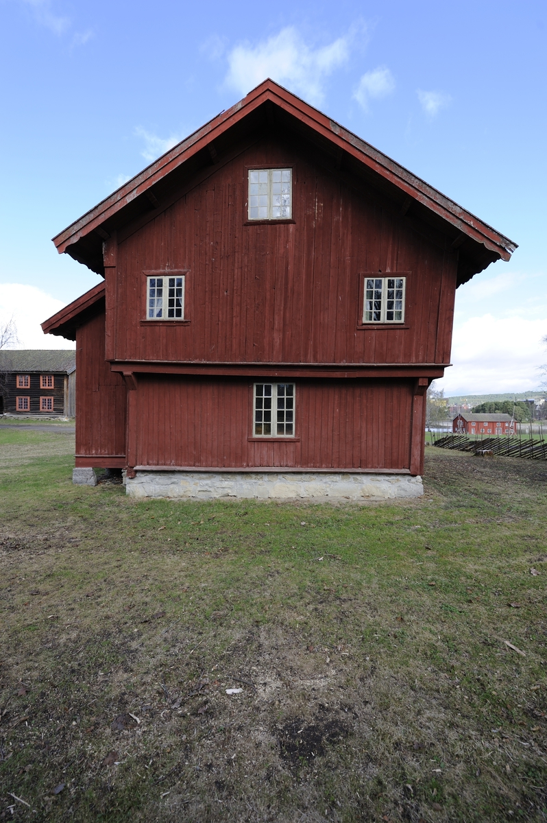 Bygning i to etasjer med loft og svalgang. Den har utvendig panel malt med rød komposisjonsmaling. Utkragende overetasje. Saltak med teglstein. Bygningen har kjeller med hvelv under den nordre delen, oppført av stein fra den opprinnelige kjelleren. Inngangen er i svalgangen. her er det en tofløyet fyllingsdør i barokk stil. 
Trapp mellom første og annen etasje er i svalgangen. Det er også trapp fra stue ned til kjeller. I første etasje er det stue, kjøkken og kammers. I andre etasje er det en midtgang med inngang fra svalgangen og dører fra denne til en stor sal over stua og til to soverom. Fra midtgangen er det trapp til loft. Innenfor salen, på østsiden, er det et kott, adskilt fra denne med en panelt lettvegg. Stue og sal har malte ornamenter på tømmerveggene og i takene. De øvrige rommene har malte paneler. Kjøkkenet har en stor murt peis med bakerovn. De øvrige rommene har jernovner. Bygningen har 23 vinduer inklusive et mindre vindu i hver ende av loftet. Fem av vinduene er i svalen. Det er også et vindusfelt over hovedinngangen. På østveggen nede mot syd er det et vindu som er panelt igjen. 