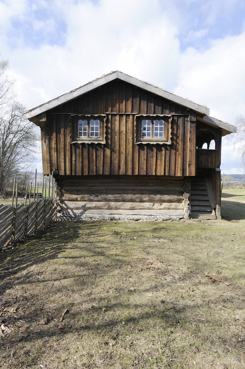 Laftet tømmerbygning med svalgang i andre etasje. Utvendig trapp opp til svalgangen. Husets andre etasje og svalgangen er panelt. På sydsiden er også tømmerveggen nede panelt. Taket er et saltak tekket med torv. Bygningen har fire vinduer i andre etasje. Svalgangen har buede lysåpninger i de tre veggene. Det er to lagerrom i første etasje med separate innganger. I andre etasje er det et stort gjesterom og et kleskammer, begge med separat inngang fra svalgangen. Bygningen har fire labankdører, to nede og to oppe. Både gjesterommet og kleskammeret er panelt innvendig, kleskammeret bare på to vegger. Gjesterommet har himling dekorert med fyllingsornamenter og speilmonogrammer. Veggene er ubehandlet både utvendig og innvendig. Bygningen har i alt fem vinduer, et lite nede i det østre lagerrommet og fire oppe, tre i gjesterommet og et i kleskammeret. På gavlveggen mot vest finnes også en avlang loftsglugge med glass. 