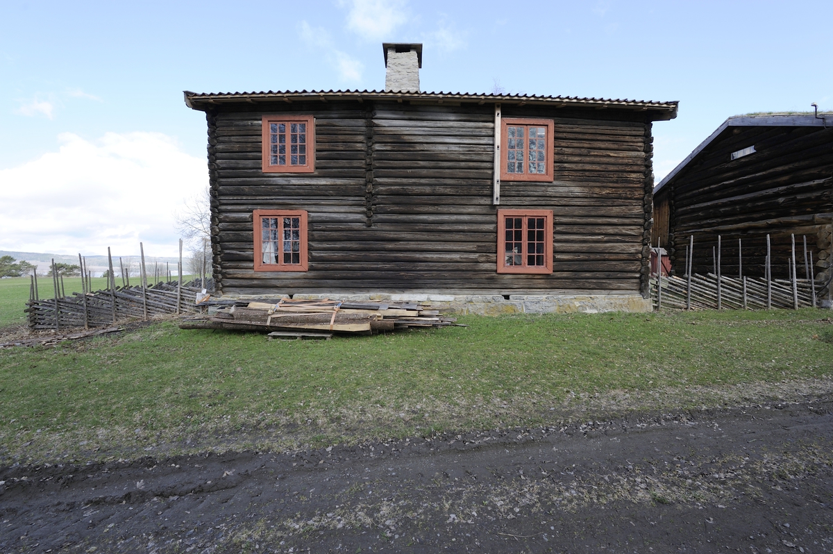 Bygning i to etasjer. Tømmervegger med panelt svalgang i andre etasje. Saltak med teglstein. Opprinnelig akershusisk stueplan med inngang som førte rett inn i stuerommet. To dører førte fra stua inn til hver sin kove. Senere er kovene slått sammen til et stort rom med en bred inngang fra stua. Koven fikk også egen inngang. Koven har spor etter en dør i sydveggen som har ført inn til en lillestue som senere er revet. I andre etasje er det sal og kleskammer, hvert rom med egen inngang fra svalen. Alle rom, både oppe og nede er upanelt. Alt i alt har bygningen fire inngangsdører, to nede og to fra svalgangen oppe. I stua nede er det peis og jernovn i koven. Oppe er det jernovn på salen. Bygningen har 11 vinduer. 