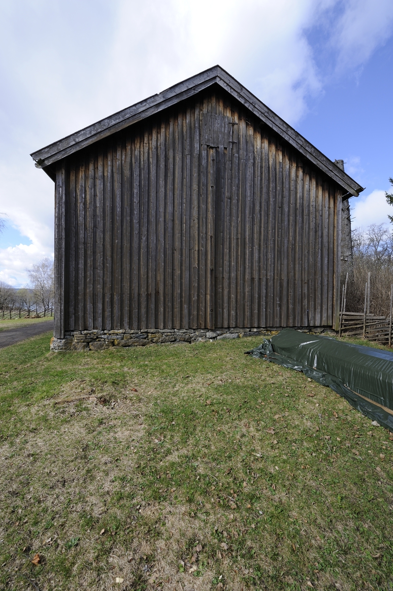 Laftet tømmerbygning i to etasjer. Endeveggene er panelt. Huset har saltak med teglstein. Bygningen består av to deler. Den vestre delen er den eldste. Denne delen har svalgang i begge etasjer. Fra svalgangen er det dører inn til de ulike rommene, et stort og tre små i hver etasje. Det store rommet nede var folkestua. Det er det eneste rommet i denne delen som har ildsted, en murt peis. Den andre delen av bygningen er påbygd senere. Den er like bred som den eldste bygningen pluss svalgangen. Denne delen har et stort rom i hver etasje med inngang fra svalgangen. I første etasje er det bryggerhus med grue, to bakerovner, bryggepanne og takke. Bygningen har alt i alt 10 inngangsdører, 5 i hver etasje, og i alt 16 vinduer. 