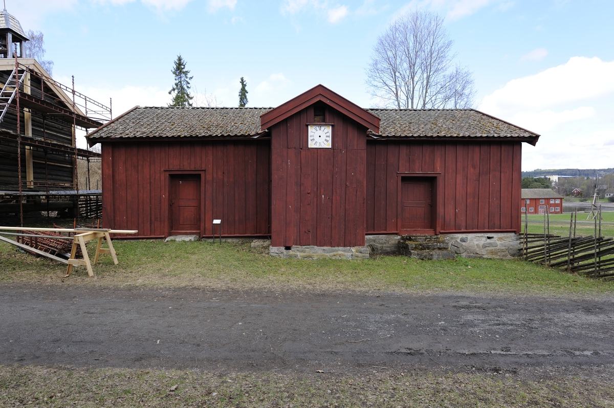 Borgstua er laftet og består av to rom. Bygningen er i en etasje og den er utvendig kledd med rødmalt panel. Det største rommet ligger mot vest og er den egentlige borgstua. Den ble brukt til konfirmantundervisning. Her er det jernovn og lyspeis. Dette rommet har flatt tak med bjelker. Rommene har hver sin inngang med fyllingsdører. Det er også dør mellom de to rommene. Det vestre rommet har et vindu, det østre har to. Det er spor etter et gjenkabbet vindu i hver endevegg. Det østre rommet har åpen røst. Et lite tilbygg midt på bygningen er oppført for å huse gårdsuret som skal være laget av Abraham Pihl. Bygningen står på en murt ringmur. Taket har teglstein. Bygningen er forsikret og den er utstyrt med røykdetektor som varsler brannvesen, og tyverialarm med direkte varsling til vekterselskap. 