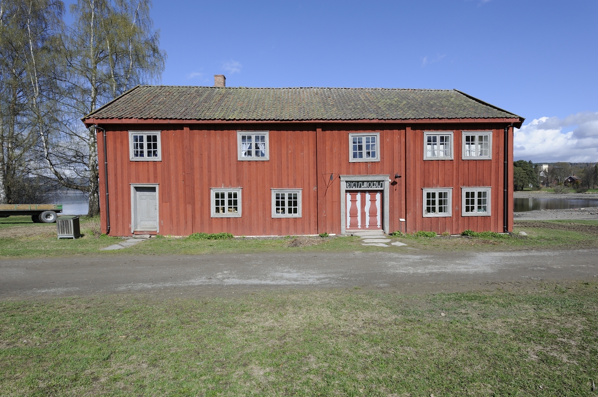 Forpakterbolig fra Løten prestegård i to etasjer med loft. Laftet tømmerbygning med panel, rødmalt. Saltak med teglstein. Bygningen har to inngangsdører og 25 vinduer inklusive et lite i hver ende av loftet. Bygningen hviler på en svært lav og dårlig murt ringmur. 