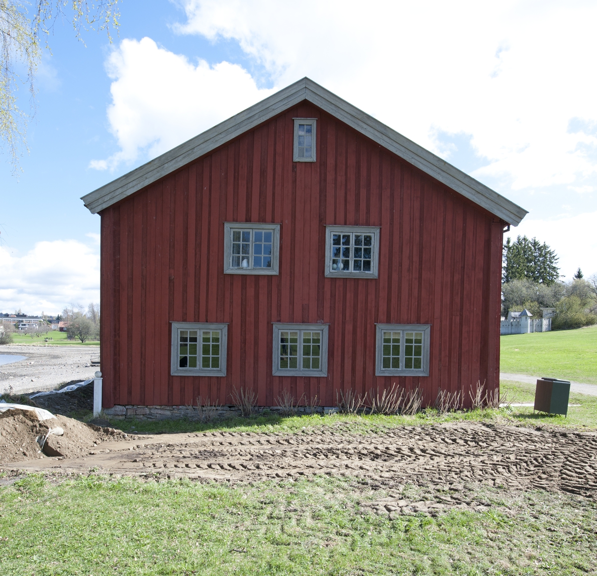 Forpakterbolig fra Løten prestegård i to etasjer med loft. Laftet tømmerbygning med panel, rødmalt. Saltak med teglstein. Bygningen har to inngangsdører og 25 vinduer inklusive et lite i hver ende av loftet. Bygningen hviler på en svært lav og dårlig murt ringmur. 