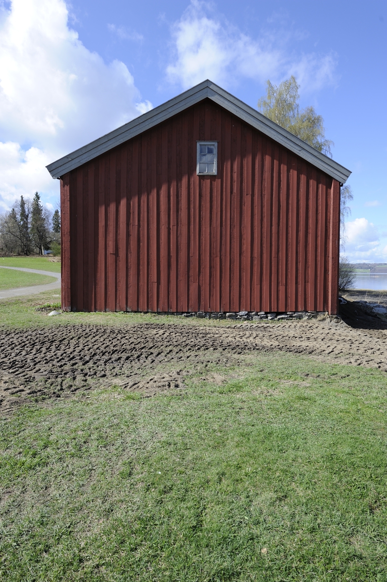 Forpakterbolig fra Løten prestegård i to etasjer med loft. Laftet tømmerbygning med panel, rødmalt. Saltak med teglstein. Bygningen har to inngangsdører og 25 vinduer inklusive et lite i hver ende av loftet. Bygningen hviler på en svært lav og dårlig murt ringmur. 