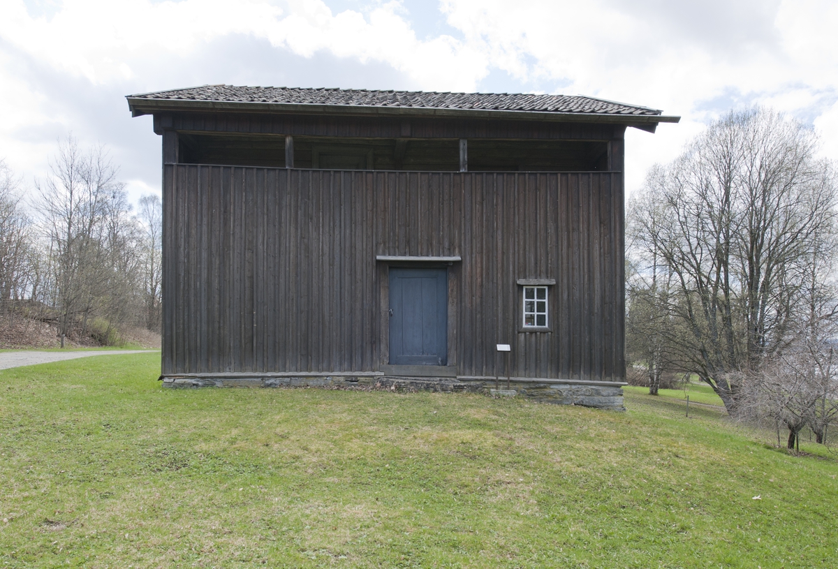 Bygningen er laftet i to etasjer og utvendig kledd med panel. Trappa opp til annen etasje er lagt inn i en svalgang på husets forside. Nede er det to rom, et stuerom med jernovn og et eget selvstendig kjøkken med stor hjørnepeis. Veggene er kledd med brede, umalte bord. Stuerommet har tre store vinduer. Kjøkkenet har to noe mindre vinduer. Det er et lite vindu inn til et kott under trappa opp til annen etasje. Svalgangen er lukket med panel i første etasje. 
Oppe er det også to rom, et stort stuerom, upanelt med himling. Både tømmervegger og himling har malte dekorasjoner. Dette er det såkalte løytnantkammeret som skulle huse en militær person. Ved siden av dette rommet ligger et kammers. Dette rommet har vært rappet. Løytnantskammeret har et vindu med blyinnfatning. Det er det eneste rommet som har beholdt husets opprinnelige vindustype. Også Kjøkkenkammerset har et vindu av samme type som i kjøkkenet under. Rommene har hver sin inngang fra svalgangen. Svalgangen har to små vinduer nede. Huset har saltak med teglstein. 
