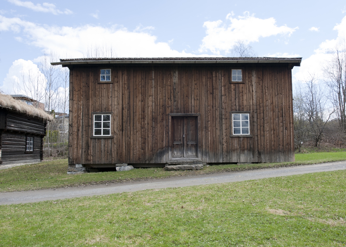 Bygningen er oppført av tømmer i to etasjer med lukket svalgang, dels i tømmer dels i reisverk. Bygningen har saltak med teglstein. Grunnplanet er det akershusiske stueplan med inngangen fra svalgangen inn i et stort stuerom med peis. Fra stua er det en bred åpning inn til koven som er omgjort til kjøkken. Her var det opprinnelig to kover som er slått sammen til et rom. 
I østenden av stua er det, ved hjelp av en lettvegg avdelt et kammers. Peisen er blitt liggende i kammerset, mens stua har fått en jernovn til oppvarming. Stua er upanelt, mens kjøkkenet er rappet. I andre etasje er det to rom tilsvarende de nede, med hver sin inngang fra svalgangen. Rommene er uinredet, men brukes som magasin. 
I selve bygningskroppen er det 11 vinduer, store nede og mindre oppe. I svalgangen er det 4 vinduer, store nede og mindre oppe. 