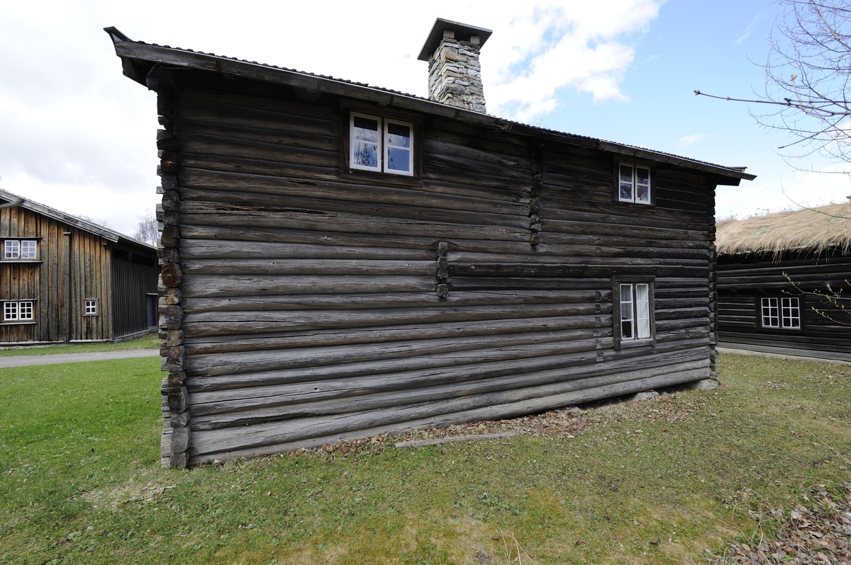 Bygningen er oppført av tømmer i to etasjer med lukket svalgang, dels i tømmer dels i reisverk. Bygningen har saltak med teglstein. Grunnplanet er det akershusiske stueplan med inngangen fra svalgangen inn i et stort stuerom med peis. Fra stua er det en bred åpning inn til koven som er omgjort til kjøkken. Her var det opprinnelig to kover som er slått sammen til et rom. 
I østenden av stua er det, ved hjelp av en lettvegg avdelt et kammers. Peisen er blitt liggende i kammerset, mens stua har fått en jernovn til oppvarming. Stua er upanelt, mens kjøkkenet er rappet. I andre etasje er det to rom tilsvarende de nede, med hver sin inngang fra svalgangen. Rommene er uinredet, men brukes som magasin. 
I selve bygningskroppen er det 11 vinduer, store nede og mindre oppe. I svalgangen er det 4 vinduer, store nede og mindre oppe. 