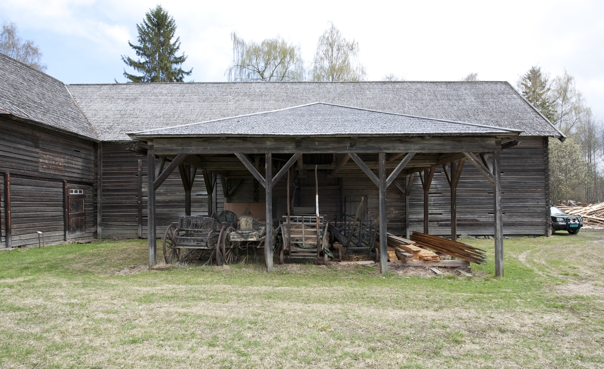 Låve med to fløyer i vinkel, laftet: Bygningen har saltak tekket med flis. Kjøringa går gjennom hele bygningen og har sin begynnelse over stallen i nord. Dette er et tidlig eksempel på en enhetslåve der mange funksjoner er samlet under et tak. Stallen har innredning for fem hester med krybbe og foringsgang. På langsiden inn mot tunet er det oppført et hus for hestevandring. Det har pyramideformet tak som hviler på stolper.