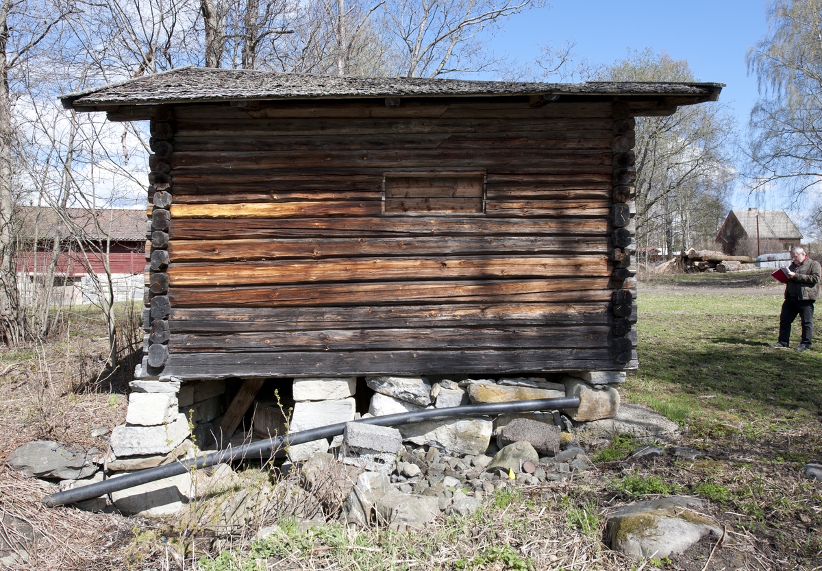 Huset er laftet. Det har saltak med flis. Bygningen består av et rom med dør på gavlveggen. Opplegget for kvernsteinene er plassert på bakveggen. Kvernkallen er bygget inn i en lagget sylinder uten bunn. I hjørnet ved siden av selve kverna er det murt opp en ovn med tørkepanne for kornet. Kverna er fundamentert på oppmurte steinblokker i hjørnene. Bygningen har to glugger, en på nordsiden og en på vestsiden. 