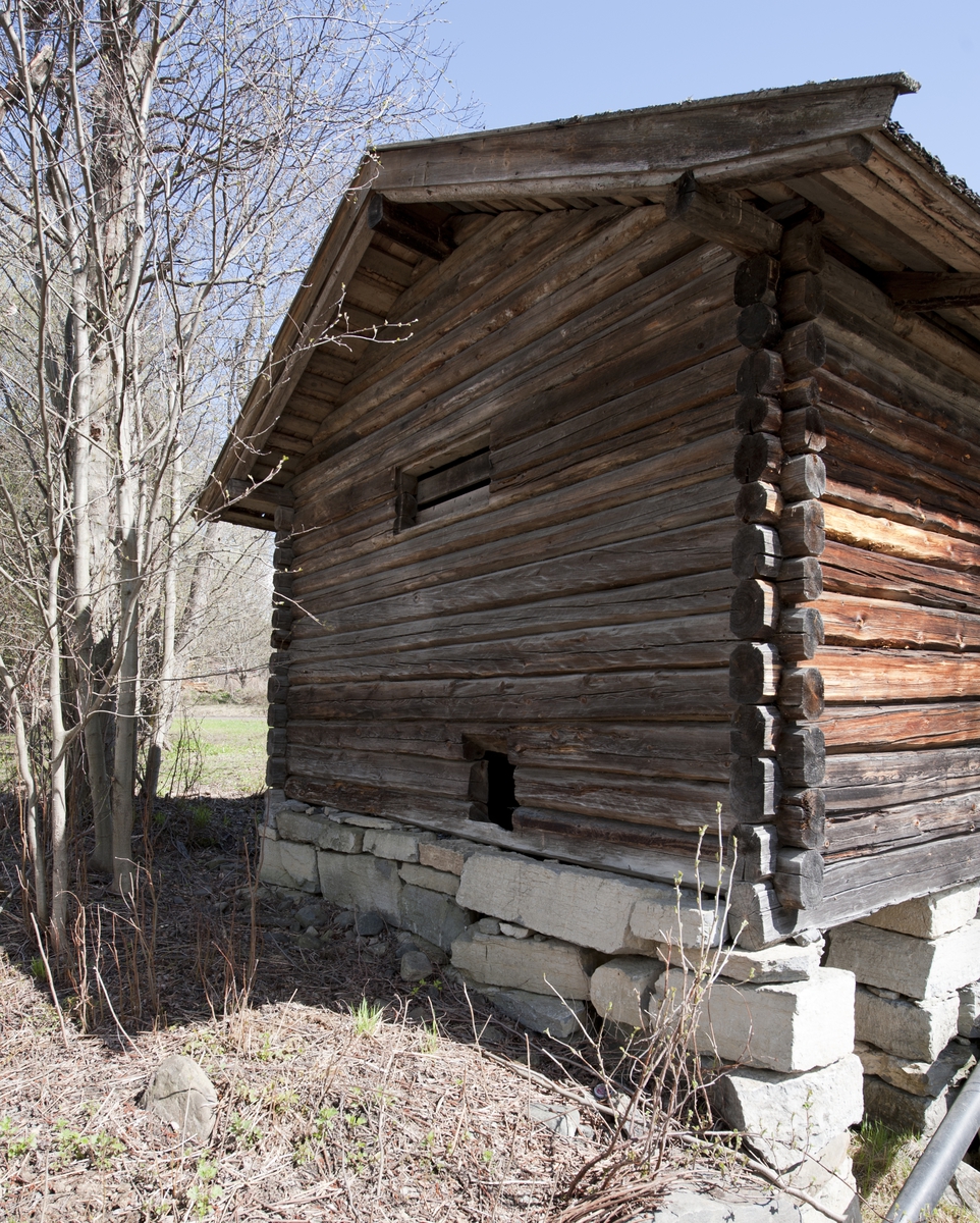 Huset er laftet. Det har saltak med flis. Bygningen består av et rom med dør på gavlveggen. Opplegget for kvernsteinene er plassert på bakveggen. Kvernkallen er bygget inn i en lagget sylinder uten bunn. I hjørnet ved siden av selve kverna er det murt opp en ovn med tørkepanne for kornet. Kverna er fundamentert på oppmurte steinblokker i hjørnene. Bygningen har to glugger, en på nordsiden og en på vestsiden. 