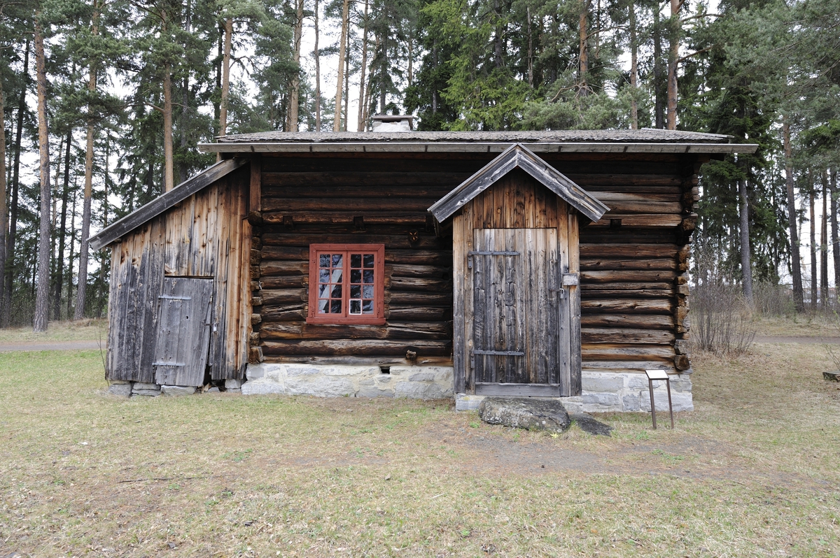Stua er av laftet tømmer med en skut forran hovedinngangen. Et stykke av nordveggen er panelt i andre etasje. Den har saltak med flis og står på en murt ringmur. Den har samme planløsning som de fleste husmannsboliger på Hedmarken med inngang gjennom en skut inn til stuerommet, derfra er det dører til en kove. Andre etasje har utkraging. Opprinnelig var det peis i stua. Senere ble det gamle ildstedet revet og koven ble gjort om til kjøkken med murt peis, mens stua fikk en jernovn. Fra koven går det trapp opp til andre etasje. Bygningen har tre vinduer. I loftet er det to mindre glugger en i hver gavlvegg. På nordsiden er det tilbygd en vedskåle i reisverk. Bygningen har brannalarm som varsler brannvesenet. 