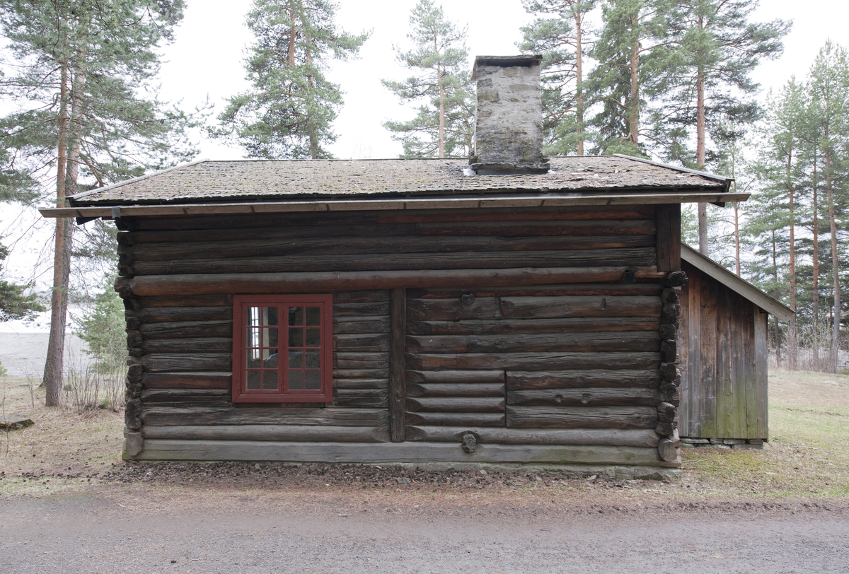 Stua er av laftet tømmer med en skut forran hovedinngangen. Et stykke av nordveggen er panelt i andre etasje. Den har saltak med flis og står på en murt ringmur. Den har samme planløsning som de fleste husmannsboliger på Hedmarken med inngang gjennom en skut inn til stuerommet, derfra er det dører til en kove. Andre etasje har utkraging. Opprinnelig var det peis i stua. Senere ble det gamle ildstedet revet og koven ble gjort om til kjøkken med murt peis, mens stua fikk en jernovn. Fra koven går det trapp opp til andre etasje. Bygningen har tre vinduer. I loftet er det to mindre glugger en i hver gavlvegg. På nordsiden er det tilbygd en vedskåle i reisverk. Bygningen har brannalarm som varsler brannvesenet. 