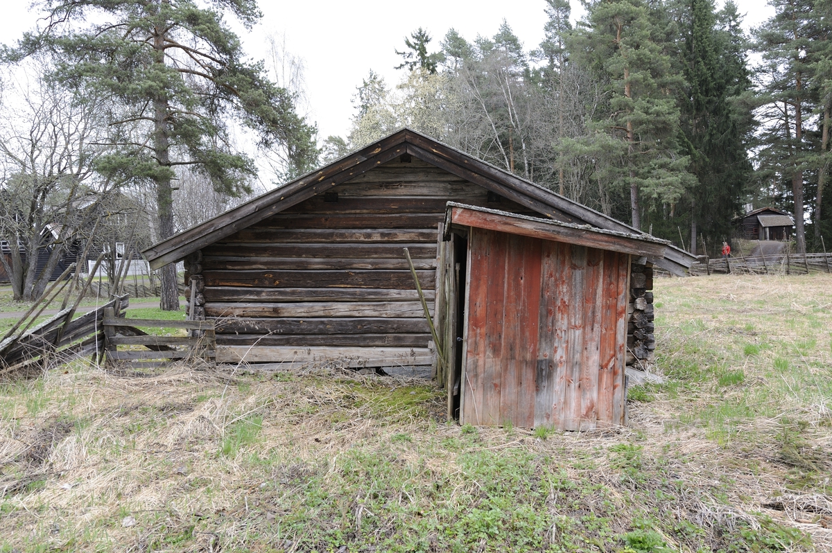 Voldfjøset er laftet i en stokks bredde og to stokkers lengde, slik at det er to like store rom med åpning uten dør imellom. Det ene rommet har inngangsdør fra langsiden mens det andre har fra gavlveggen. Bygningen har to glugger på langveggen mot vest, en i hvert rom. Fjøset har saltak med flis. 