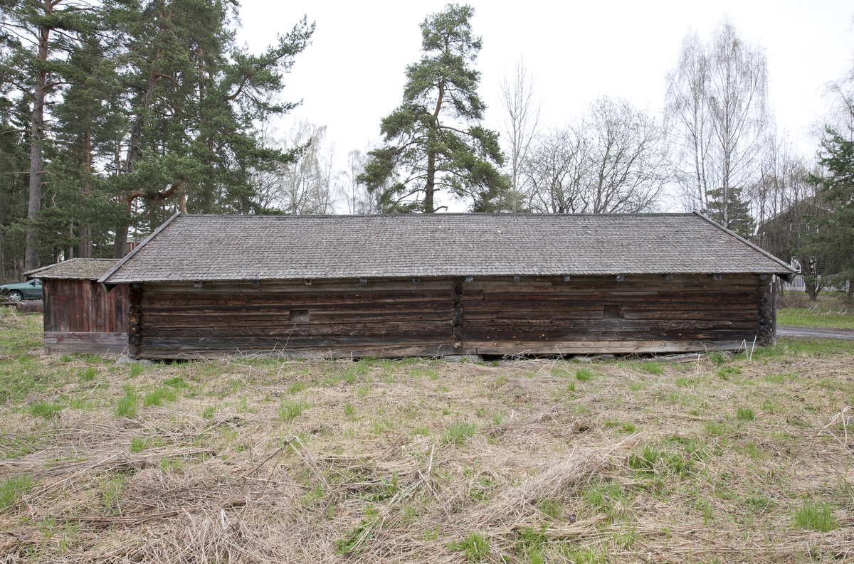 Voldfjøset er laftet i en stokks bredde og to stokkers lengde, slik at det er to like store rom med åpning uten dør imellom. Det ene rommet har inngangsdør fra langsiden mens det andre har fra gavlveggen. Bygningen har to glugger på langveggen mot vest, en i hvert rom. Fjøset har saltak med flis. 