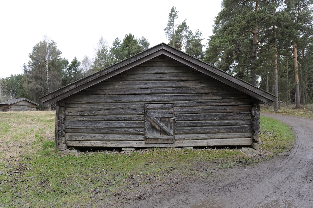 Voldfjøset er laftet i en stokks bredde og to stokkers lengde, slik at det er to like store rom med åpning uten dør imellom. Det ene rommet har inngangsdør fra langsiden mens det andre har fra gavlveggen. Bygningen har to glugger på langveggen mot vest, en i hvert rom. Fjøset har saltak med flis. 