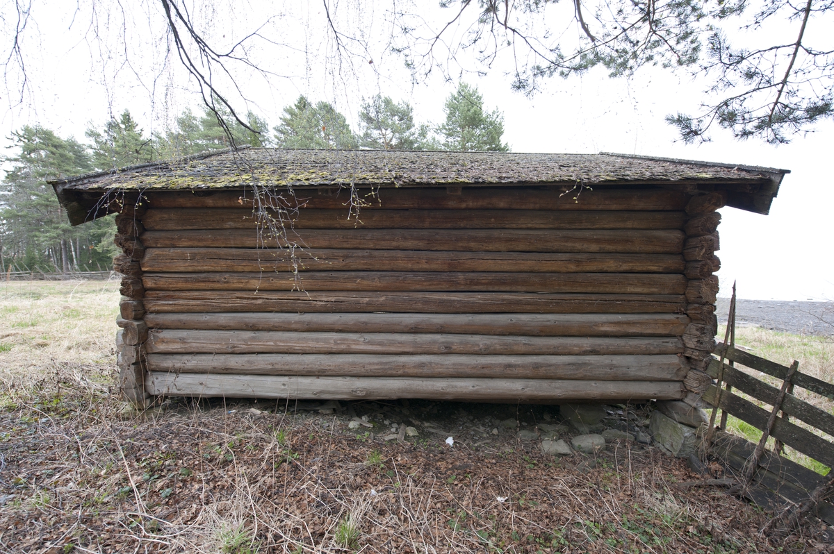 Løa er oppført av laftet tømmer. Den har saltak tekket med flis. Den består av et rom. Løa har en dør i hver gavlvegg. Den ene ble brukt til å kaste høyet inn gjennom, den andre, som sitter høyt oppe på veggen, ble brukt om vinteren når det var mye snø. 