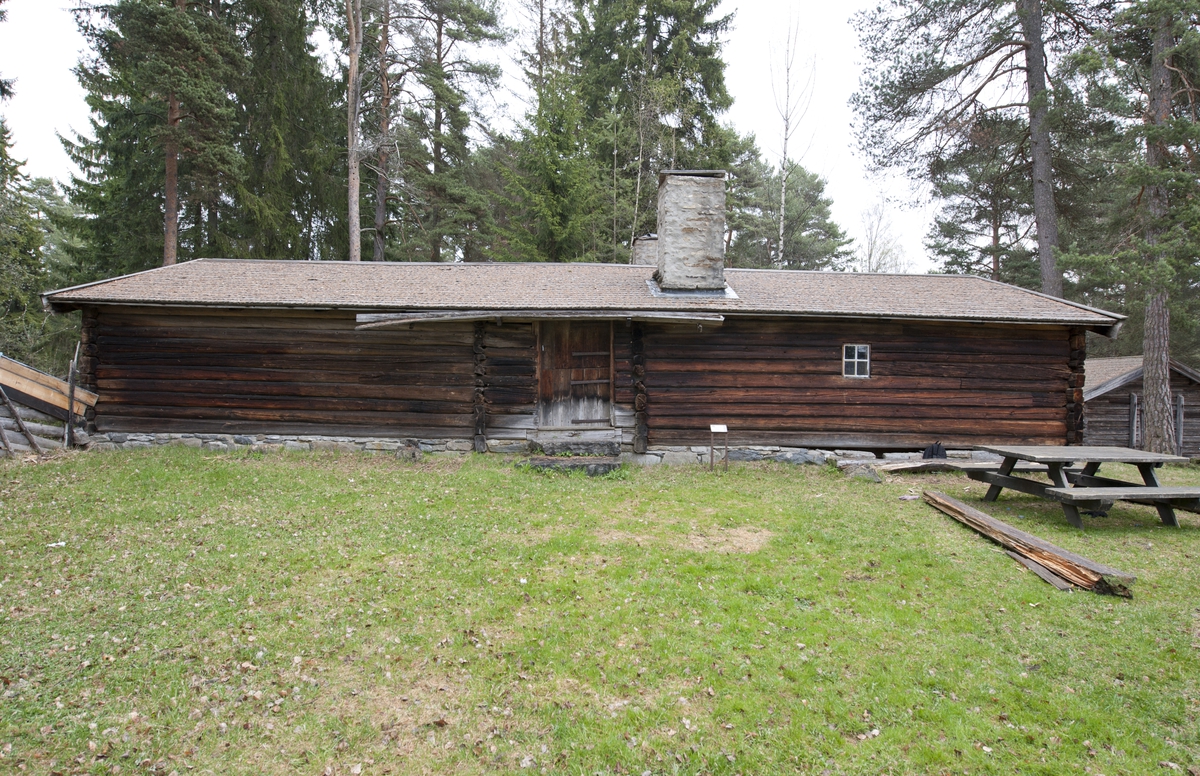 Størhuset er av laftet tømmer med saltak tekket med flis. Det står på en murt ringmur. 
Seterhuset er satt sammen av to hus som opprinnelig har stått hver for seg. Gavlveggene som vender mot hverandre i en gjennomgående gang bærer preg av å ha vært utsatt for vær og vind. Størhuset og melkebua har dessuten ulik bredde, og har tidligere også hatt ulik høyde. Melkebua er delt i to, en til hver gård og med hver sin inngang fra mellomgangen. Selve størhuset er også dobbelt med en murt peis på hver side og med seng, benker og slagbord på hver side. Bygningen har et lite vindu på hver side.