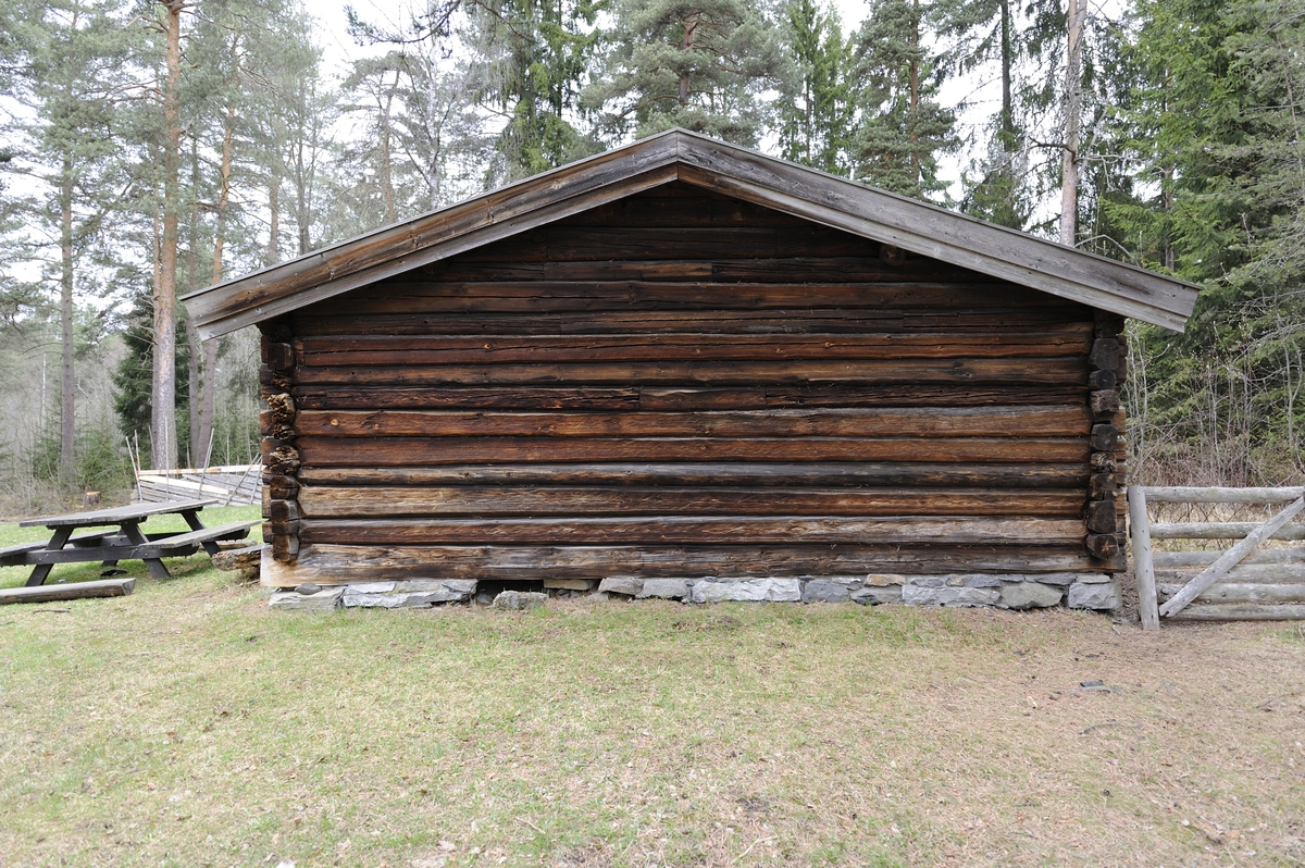 Størhuset er av laftet tømmer med saltak tekket med flis. Det står på en murt ringmur. 
Seterhuset er satt sammen av to hus som opprinnelig har stått hver for seg. Gavlveggene som vender mot hverandre i en gjennomgående gang bærer preg av å ha vært utsatt for vær og vind. Størhuset og melkebua har dessuten ulik bredde, og har tidligere også hatt ulik høyde. Melkebua er delt i to, en til hver gård og med hver sin inngang fra mellomgangen. Selve størhuset er også dobbelt med en murt peis på hver side og med seng, benker og slagbord på hver side. Bygningen har et lite vindu på hver side.