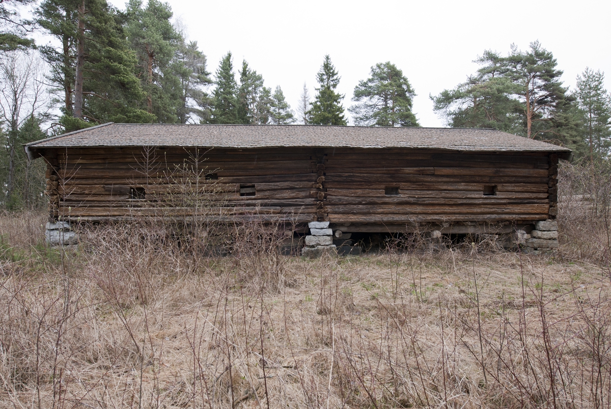 Fjøset er tømret i to stokkers lengde. Det har to rom med dør imellom. Langveggen mot tunet har to inngangsdører, labankdører. Møkkgluggene er plassert på den motsatte langveggen. Fjøset har saltak med flis. Det hviler på syllsteiner. 