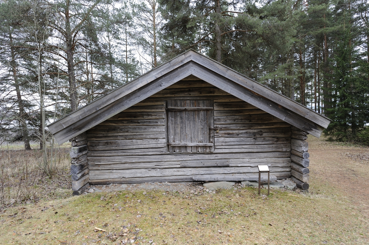 Løa er laftet med saltak tekket med flis. Stokkene i langveggen stikker fram slik at det dannes en liten skut. Den består av et rom. Løa har en labankdør i hver gavlvegg. Den ene ble brukt til å kaste høyet inn gjennom. den andre, som sitter høyt oppe på veggen, ble brukt om vinteren når det var mye snø. Løa fikk takstein i august 2016, dette ble lagt oppå det eksisterende flistaket.