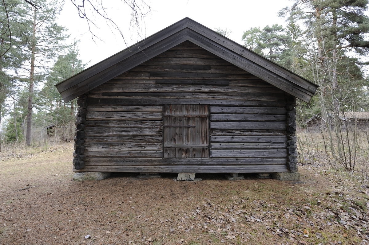 Løa er laftet med saltak tekket med flis. Stokkene i langveggen stikker fram slik at det dannes en liten skut. Den består av et rom. Løa har en labankdør i hver gavlvegg. Den ene ble brukt til å kaste høyet inn gjennom. den andre, som sitter høyt oppe på veggen, ble brukt om vinteren når det var mye snø. Løa fikk takstein i august 2016, dette ble lagt oppå det eksisterende flistaket.