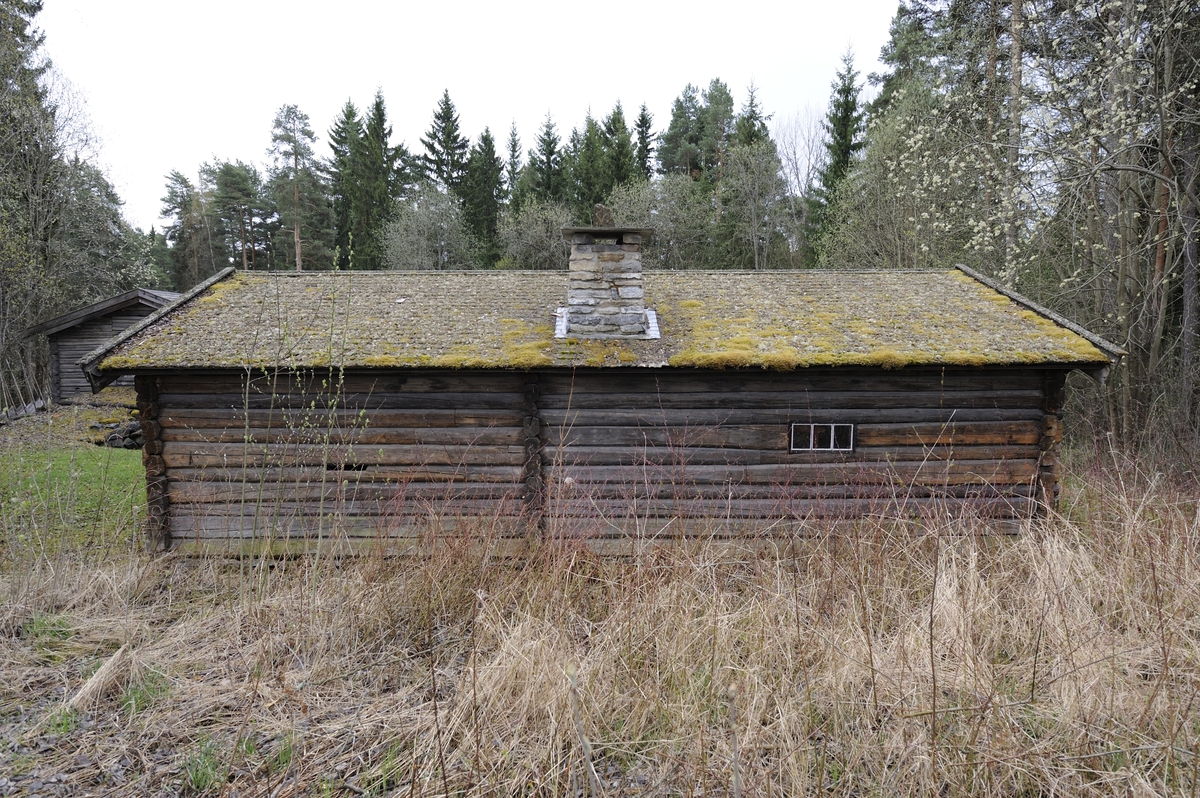 Størhuset er av laftet tømmer med saltak tekket med flis. Det står på en syllmur. 
Bergauststørhuset består av to rom, selve størhuset og melkebu. Inngangsdøra er på langveggen mot syd. Her er tverrveggene og taket trukket framover slik at det blir en skut. Huset har tre små vinduer i størhus-delen. 