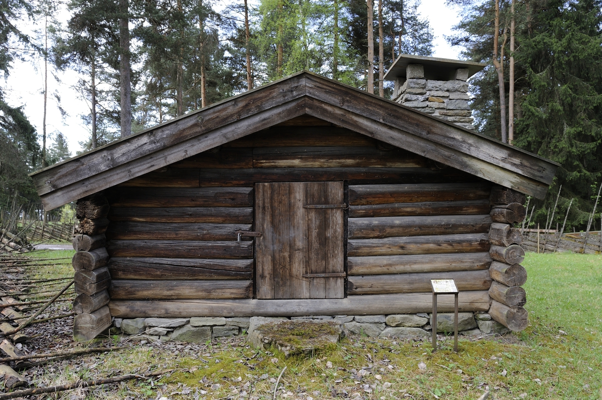 Klavstadstørhuset er oppført av laftet tømmer og det har saltak med flistekking. Det hviler på en syllmur. Huset består av bare et rom. Inngangsdøra er på gavlveggen. Langveggene og taket skyter fram et godt stykke for å gi ekstra vern mot været. I hjørnet til høyre for inngangen er det murt gråsteinspeis. Størhuset har to smale vinduer som er satt inn senere, et i gavlen og et på langsiden. 