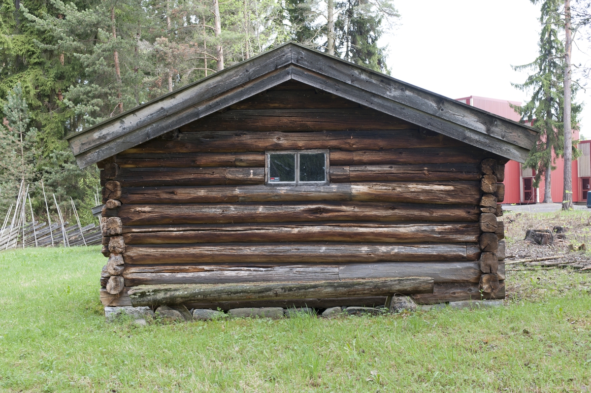 Klavstadstørhuset er oppført av laftet tømmer og det har saltak med flistekking. Det hviler på en syllmur. Huset består av bare et rom. Inngangsdøra er på gavlveggen. Langveggene og taket skyter fram et godt stykke for å gi ekstra vern mot været. I hjørnet til høyre for inngangen er det murt gråsteinspeis. Størhuset har to smale vinduer som er satt inn senere, et i gavlen og et på langsiden. 