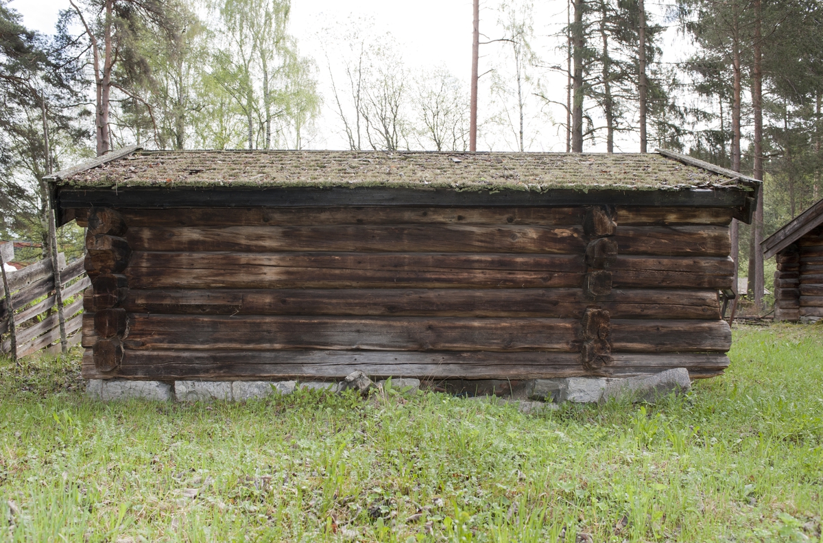 Klavstadmelkebua er laftet. Den har saltak tekket med flis. Bygningen hviler på en syllmur. Inngangsdøra er i gavlveggen. Her er langveggene og taket trukket fra slik at de danner en skut som gir ly for vær og vind. Langs tre av veggene er det dobbelte rekker av rajer som tjener som hyller for setermaten. 