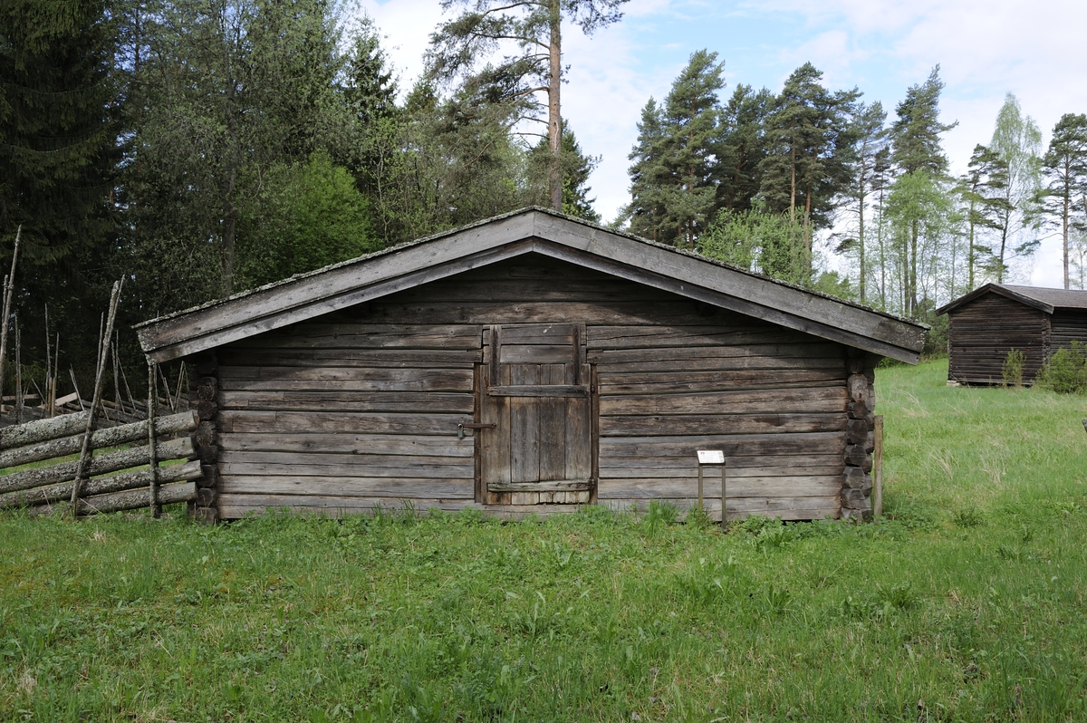 Ånestadfjøset er oppført av laftet tømmer, en stokk i bredde og lengde. Det har saltak og flistekking. Det står på syllsteiner. 
Fjøset har bare et rom med inngang med labankdør fra sydgavlen. Det har båser med skråskille for 12 kuer. Møkkaglugga er på motsatt gavlvegg av inngangen. 
