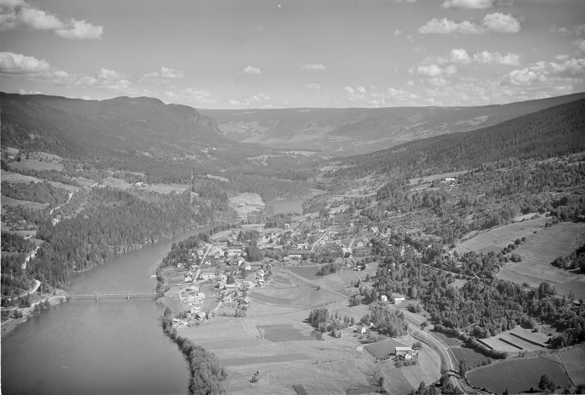 Flyfoto, Fåberg, oversiktsbilde, Lågen, Fåberg tettsted, Brunlaug bru,
Strandheim t.v. sør for brua. Sandvoll. Jonsonhaugen t.h. Husekampen i bakgrunnen.