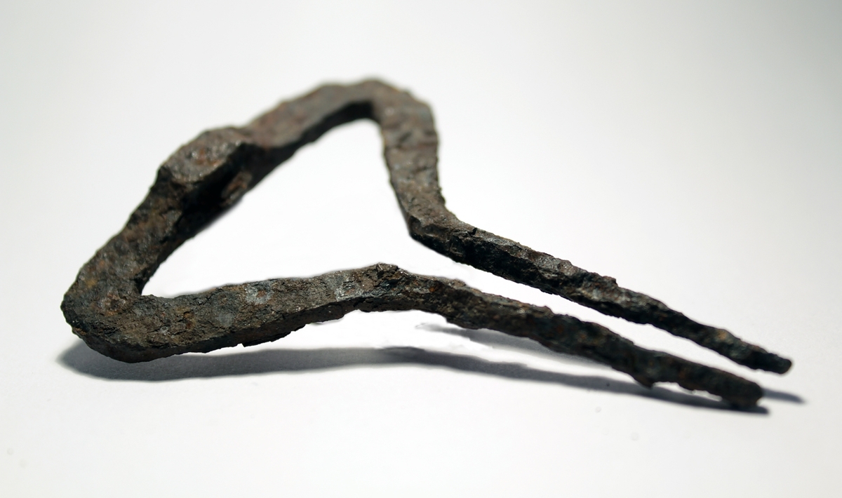 Munnharpa har europeisk form med fjær klinket på fra siden. Fjæra er klinket og er festet med en kile gjennom et hull i bøylen. Hvilket betyr at fjæra kan skiftes ut hvis den ryker. Den har trekantet bøyle, noe som er uvanlig. Den er av den såkalte Pärnutypen, et navn som skriver seg fra stedet av samme navn i Estland. Det har blitt gjort tre funn av denne type harper. Det finnes også to funn fra Danmark og et fra borgen Epstein i Tyskland. I følge Gjermund Kolltveit fra Ringsaker er harpa trolig laget på 1600- 1700-tallet, ettersom det eldste sikre funn av denne typen harpe er datert i forkant av 30-årskrigen 1618-1648. Harpa ble funnet under ei steinhelle på Bråstadsetra sørvest for størhust i 1970.