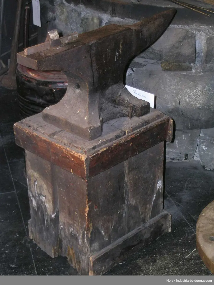 Frøystulsmia. Ambolt