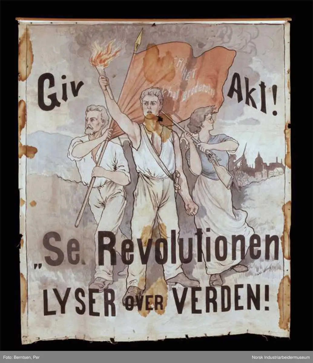 Revolusjonen på frammarsj: massene i bakgrunnen, flagg, fakkel, gevær, en kvinne og to menn leder an. Flerfarget, men falmet.