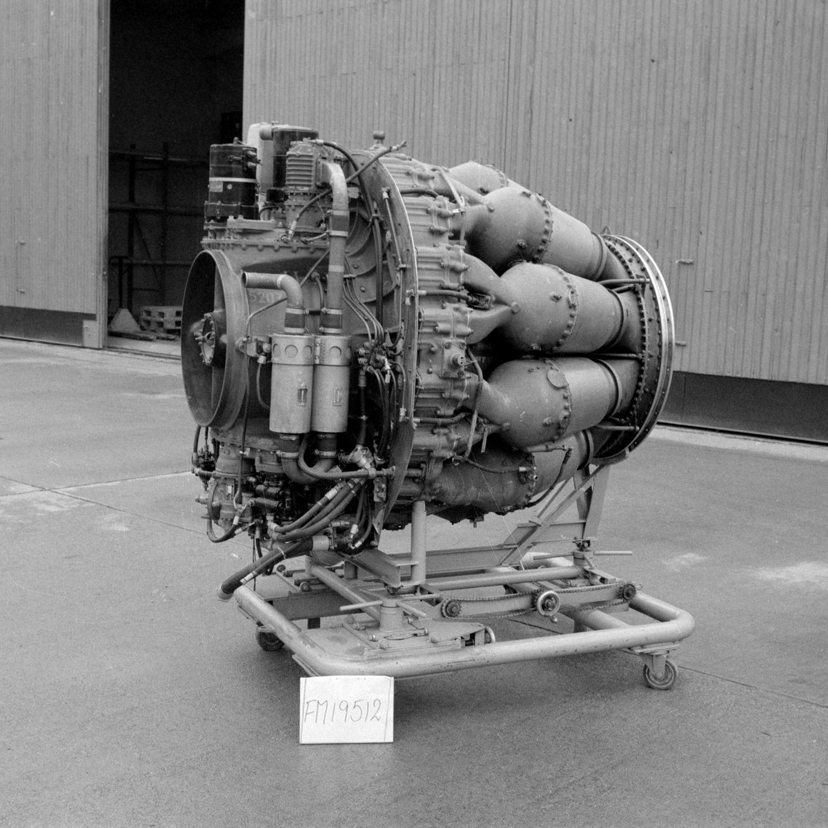 Flygmotor RM 2.  Motorn placerad i monteringsvagn på hjul. För flygplan J29A, J 29B, J 29E, och S 29C

Motorn försedd med bl annat : Startapparat nr: 592. Kabinkompressor serial no: 22018. Generator Bränslepump nr: 1350. Hydralpump: 772. Manöverlåda nr: 1120.
