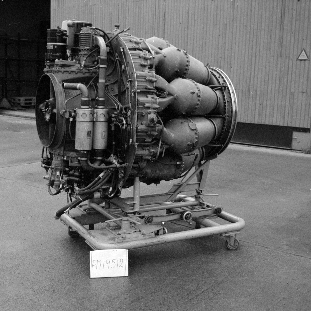 Flygmotor RM 2.  Motorn placerad i monteringsvagn på hjul. För flygplan J29A, J 29B, J 29E, och S 29C

Motorn försedd med bl annat : Startapparat nr: 592. Kabinkompressor serial no: 22018. Generator Bränslepump nr: 1350. Hydralpump: 772. Manöverlåda nr: 1120.