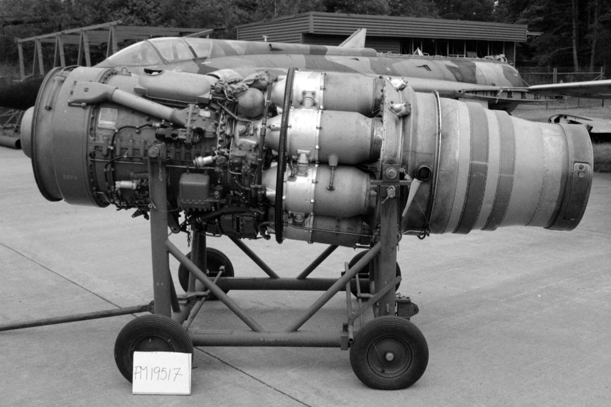 Flygmotor RM 5. Motorn är placerad i motorvagn med gummihjul. För flygplan A 32A och S 32C.