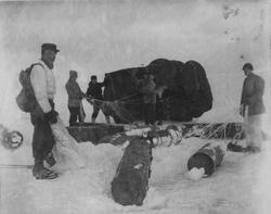 Flyslipp 2. juledag 1944  i Rivsfjell. lasten er samlet samm