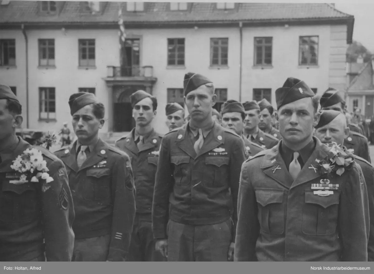 Amerikanske tropper, 474th Infantry Regimentet (Separate) på Rjukan torg etter frigjøringen. I bakgrunnen Rjukan bibliotek.