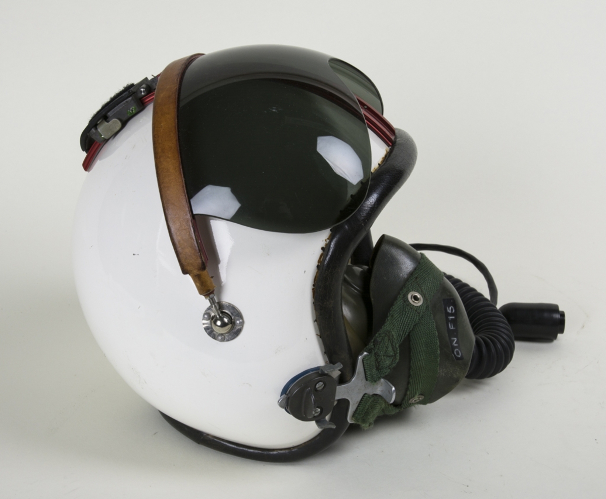 Flyghjälm 111A. Svensk seriehjälm. På hjälmen följer en syrgasmask. Hjälmen är försedd med headset. Syrgasslangen saknar slangkoppling.
Hjälmen är försedd med röd räls uppe på hjässan.