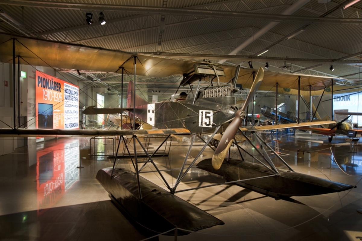 Flygplan, Thulin Typ G.

Tvåsitsigt sjöflygplan försett med sexcylindrig Benzmotor.
Märkning: Siffran 15 på framkroppen, kronmärke på bakkroppen.
Registrerad i marinflyget som nr 15.